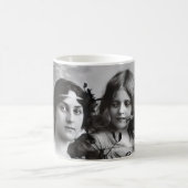 Zeitloses Portrait von Mutter und Tochter Kaffeetasse (Mittel)