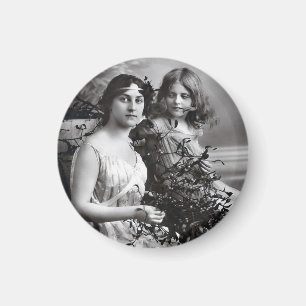 Zeitloses Portrait von Mutter und Tochter Magnet