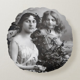 Zeitloses Portrait von Mutter und Tochter Rundes Kissen
