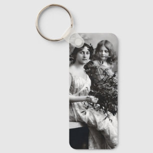 Zeitloses Portrait von Mutter und Tochter Schlüsselanhänger