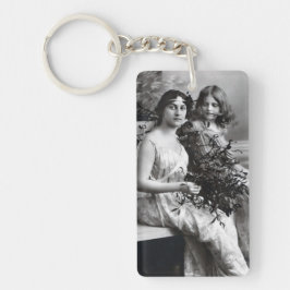 Zeitloses Portrait von Mutter und Tochter Schlüsselanhänger