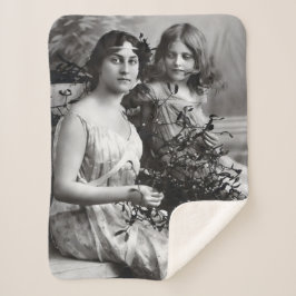 Zeitloses Portrait von Mutter und Tochter Sherpadecke