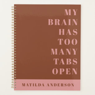 Zeitschrift mit minimaler grün-rosa Schrift Planer