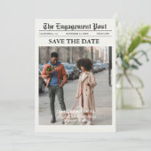 Zeitung Einzigartiges Foto Save the Date Hochzeit Einladung (Stehend Vorderseite)