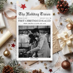Zeitung Erste Weihnachten Verlobt einzigartig<br><div class="desc">Feiern Sie Ihre Verlobung in unvergesslichem Stil mit dieser charmanten, in Zeitungen inspiriert Urlaubskarte, die speziell für frisch verlobte Paare konzipiert wurde, die gewollt sind, ihre großen Neuigkeiten mit einer festlichen Drehung zu teilen. Diese als Vintages Zeitungscover gestaltete Karte "Verlobtes erstes Jahr" erweckt den Nervenkitzel Ihrer Ankündigung und verbindet Urlaubsjubeln...</div>