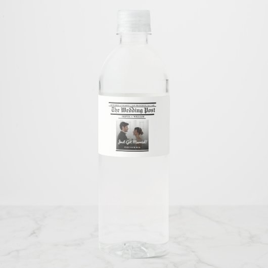 Zeitung Hochzeit Tischnummer Modernes FOTO Wasserflaschenetikett (Vorderseite)