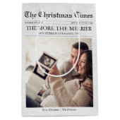 Zeitung Mehr zum Merrier Baby Weihnachten Mittlere Geschenktüte (Vorderseite)