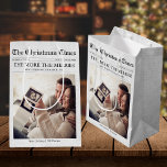 Zeitung Mehr zum Merrier Baby Weihnachten Mittlere Geschenktüte<br><div class="desc">Teilen Sie die Freude an der Urlaubssaison und Ihre großen Neuigkeiten mit unserer Weihnachtsgeschenktasche "The More the Merrier", die an eine klassische Titelseite der Zeitung erinnert. Diese einzigartige Geschenktasche fügt Ihrer Schwangerschaftsankündigung eine festliche, nostalgische Drehung hinzu, die sich perfekt eignet, um einen unvergesslichen Sake für Freunde und Familie zu schaffen....</div>