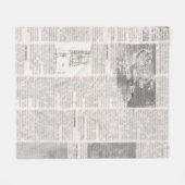 Zeitung mit altem unlesbarem Text. Vintage Grunge Fleecedecke (Vorderseite (Horizontal))
