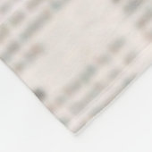 Zeitung mit altem unlesbarem Text. Vintage Grunge Fleecedecke (Ecke)