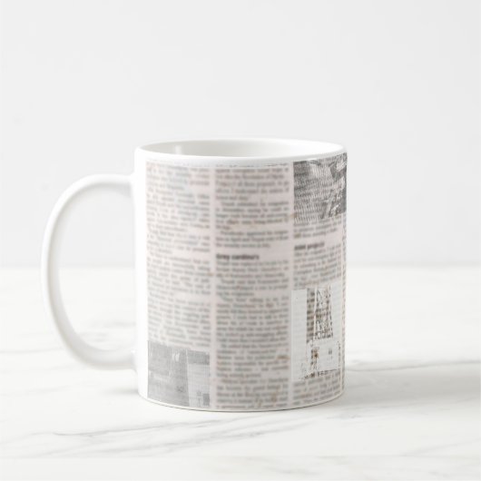 Zeitung mit altem unlesbarem Text. Vintage Grunge Kaffeetasse (Links)