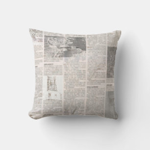 Zeitung mit altem unlesbarem Text. Vintage Grunge Kissen