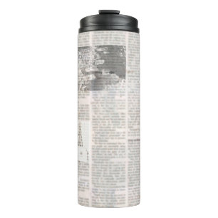 Zeitung mit altem unlesbarem Text. Vintage Grunge Thermosbecher