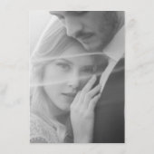 Zeitung Schwarzes Dunkles Mode Foto Hochzeit RSVP Begleitkarte (Rückseite)