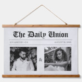 Zeitungsartikel Hochzeit Wandteppich Mit Holzrahmen (Vorne)