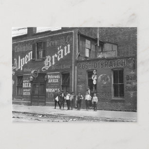 Zeitungsjungen außerhalb eines Saloons, 1910 Postkarte