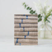 Zeitungsstapel Aktuelle Ereignisse Kunst Postkarte (Stehend Vorderseite)