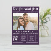 Zeitungsstil Pflaume Lila Save the Date Foto (Stehend Vorderseite)