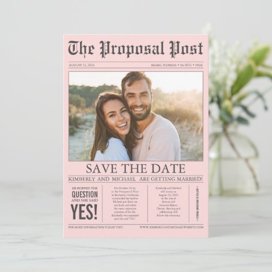 Zeitungsstil Spaß Rosa Save the Date Foto (Stehend Vorderseite)