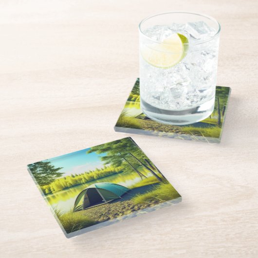 Zelt in einem schönen Wald am See Glasuntersetzer (Schrägansicht)