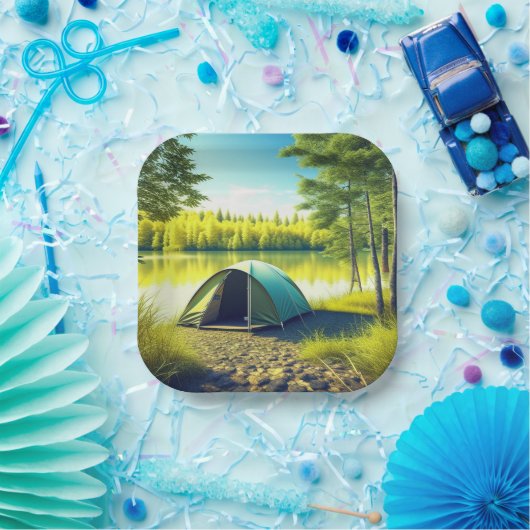 Zelt in einem schönen Wald am See Pappteller (Party)