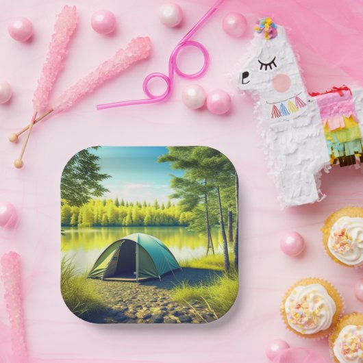 Zelt in einem schönen Wald am See Pappteller (Party)