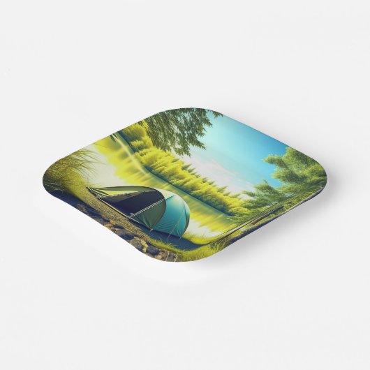 Zelt in einem schönen Wald am See Pappteller (Gewinkelt)