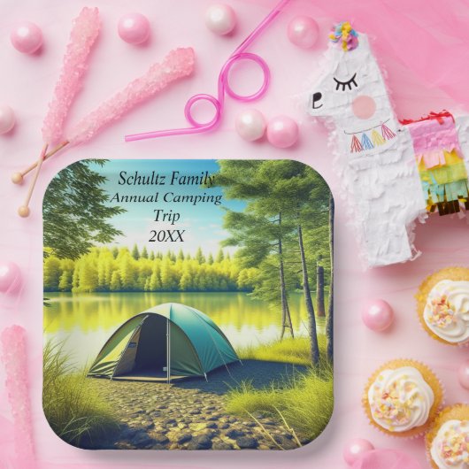 Zelt in einem schönen Wald am See Pappteller (Party)