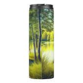 Zelt in einem schönen Wald am See Thermosbecher (Rückseite)