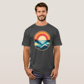 Zen Art Deco Sonnenuntergang über Wasser T-Shirt (Vorne ganz)