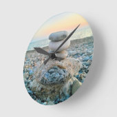 Zen Beach Stones Runde Wanduhr (Winkel)