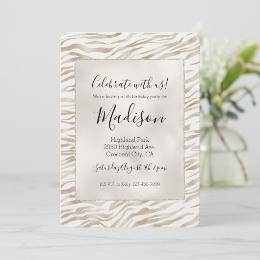 Zen Cream White Cocoa Brown Zebra Print Einladung (Stehend Vorderseite)