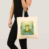 Zen Frog Meditating on Lily Pad – Peaceful Yoga Ca Tragetasche (Vorderseite (Produkt))