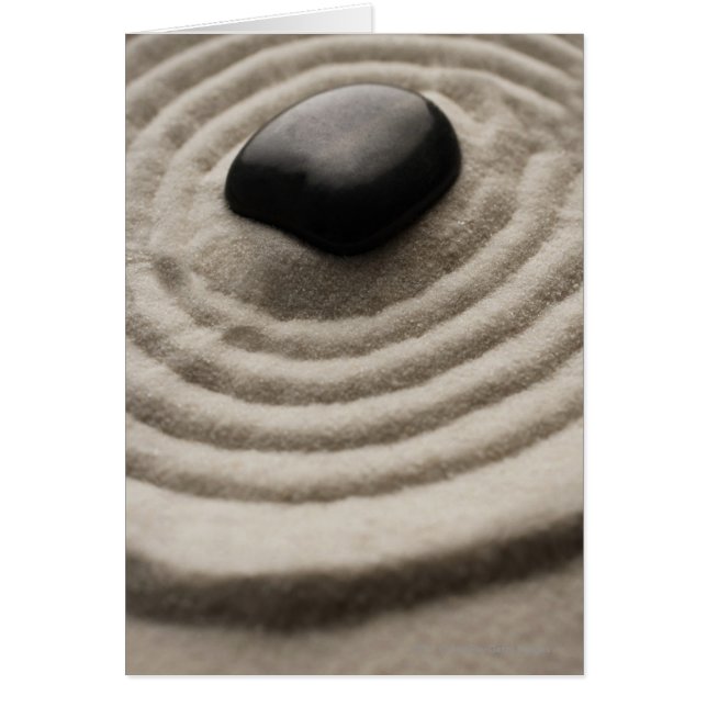 Zen-Garten mit Kieselsteinen auf ragendem Sand (Vorne)