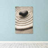 Zen-Garten mit Kieselsteinen auf ragendem Sand Leinwanddruck (Insitu (Holzboden))