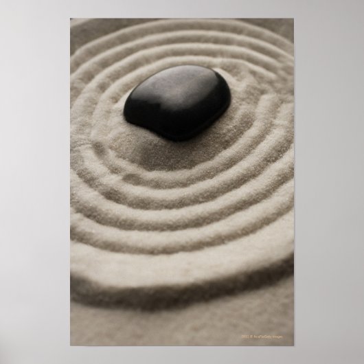 Zen-Garten mit Kieselsteinen auf ragendem Sand Poster (Vorne)