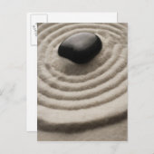 Zen-Garten mit Kieselsteinen auf ragendem Sand Postkarte (Vorne/Hinten)