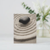 Zen-Garten mit Kieselsteinen auf ragendem Sand Postkarte (Stehend Vorderseite)