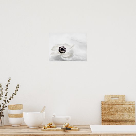 Zen High Key White Anemone über Wasser Hintergrund Poster (Küche)