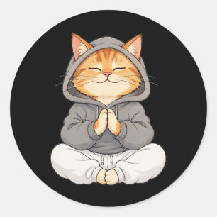 Zen-Katze im Hoodie – Süße meditierende Cartoon-Ka Runder Aufkleber