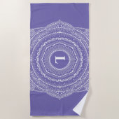 Zen Mandala Monogram Lavender HandGezeichnet Spitz Strandtuch (Vorderseite)