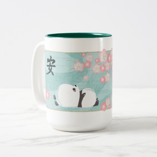 Zen-Panda-Tasse (Pflaumen-Blüten) Zweifarbige Tasse (Vorderseite Links)