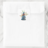 Zen-Steine im Gleichgewicht mit Bambus-Blätter ges Quadratischer Aufkleber (Tasche)