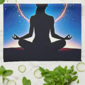 Zen unter Sternen: Kosmische Meditation Geschirrtuch (Gefaltet)