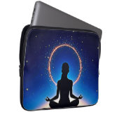 Zen unter Sternen: Kosmische Meditation Laptopschutzhülle (Vorne Rechts)