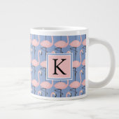 Zender Flamingo-Muster| Monogramm Jumbo-Tasse (Rechts)