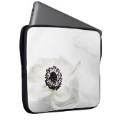 Zenhoher weißer Schlüsselranunculus auf Laptopschutzhülle (Vorne Rechts)