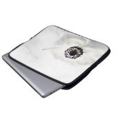 Zenhoher weißer Schlüsselranunculus auf Laptopschutzhülle (Vorne Knopf)