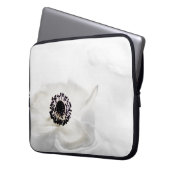 Zenhoher weißer Schlüsselranunculus auf Laptopschutzhülle (Vorderseite Links)