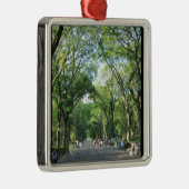 Zentralpark: Poet's Walk im Sommer Ornament Aus Metall (Rechts)